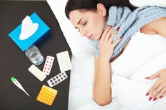 Zieke jonge vrouw die in het bed thuis rusten Stock Foto's Zieke jonge vrouw die in het bed thuis rusten Stock Foto's
