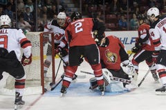 Ziel! Dion Phaneuf- u. Mike Condon-Blick auf Kobold stockfoto Ziel! Dion Phaneuf- u. Mike Condon-Blick auf Kobold stockfoto
