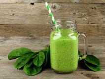 Zielony smoothie z szpinakiem na drewnie Zdjęcie Stock Zielony smoothie z szpinakiem na drewnie Zdjęcie Stock