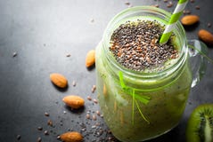 Zielony smoothie z ziarnami Zdjęcia Royalty Free Zielony smoothie z ziarnami Zdjęcia Royalty Free