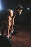 Zijaanzicht van het jonge atleet voorbereidingen treffen op te heffen barbell stock fotografie Zijaanzicht van het jonge atleet voorbereidingen treffen op te heffen barbell stock fotografie