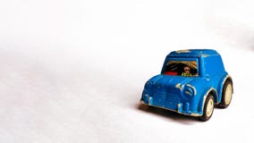 Zijaanzichtfoto van blauwe stuk speelgoed auto voor kinderen op witte achtergrond wordt geschoten die stock foto's Zijaanzichtfoto van blauwe stuk speelgoed auto voor kinderen op witte achtergrond wordt geschoten die stock foto's