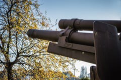 Zijbeeld van de oude canon van het houwitser korte vat stock afbeeldingen Zijbeeld van de oude canon van het houwitser korte vat stock afbeeldingen