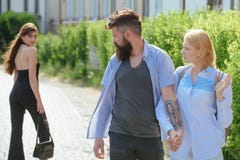Zijnd een beetje van een womaniser Hipster die tussen twee vrouwen kiezen Liefdedriehoek en threesome Mens die zijn meisje bedrie royalty-vrije stock fotografie Zijnd een beetje van een womaniser Hipster die tussen twee vrouwen kiezen Liefdedriehoek en threesome Mens die zijn meisje bedrie royalty-vrije stock fotografie