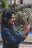 Zijprofiel van een vrouw van Indische oorsprong, stock afbeeldingen Zijprofiel van een vrouw van Indische oorsprong, stock afbeeldingen