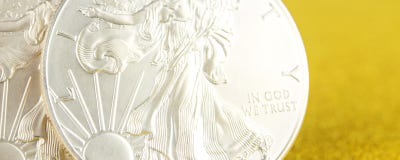 Zilveren adelaar en gouden Amerikaanse adelaar ??n onsmuntstukken op gouden achtergrond royalty-vrije stock afbeeldingen Zilveren adelaar en gouden Amerikaanse adelaar ??n onsmuntstukken op gouden achtergrond royalty-vrije stock afbeeldingen