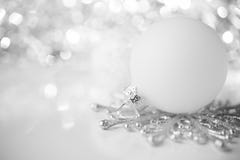 Zilveren en witte Kerstmisdecoratie op vakantieachtergrond stock foto Zilveren en witte Kerstmisdecoratie op vakantieachtergrond stock foto