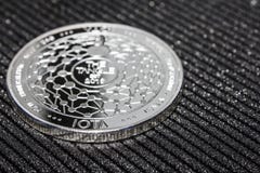 Zilveren jota van muntstukcryptocurrency MIOTA royalty-vrije stock foto Zilveren jota van muntstukcryptocurrency MIOTA royalty-vrije stock foto