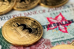Zimbabwe hiperinflacji Bitcoins i banknot Hiperinflacji Zimbabwe bank rezerwy Zimbabwe obraz stock Zimbabwe hiperinflacji Bitcoins i banknot Hiperinflacji Zimbabwe bank rezerwy Zimbabwe obraz stock