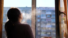 zimna dzień zima Dziewczyna otwiera okno i oddycha w mroźnym powietrzu zbiory zimna dzień zima Dziewczyna otwiera okno i oddycha w mroźnym powietrzu zbiory