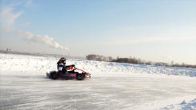 Zimy karting rywalizacja na lodowym śladzie klamerka Ruch iść karta rasa w zimie zdjęcie royalty free Zimy karting rywalizacja na lodowym śladzie klamerka Ruch iść karta rasa w zimie zdjęcie royalty free