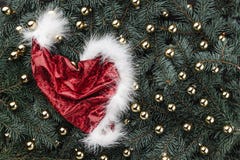 Zimy tło jedlinowe gałąź Ozdabiający z złotą baubles Santa nakrętką więcej toreb, Świąt oszronieją Klaus Santa niebo fotografia royalty free Zimy tło jedlinowe gałąź Ozdabiający z złotą baubles Santa nakrętką więcej toreb, Świąt oszronieją Klaus Santa niebo fotografia royalty free