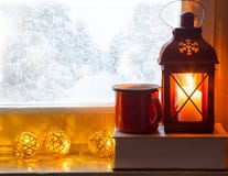 Zimy windowsill wystrój z lampionu, książkowej i gorącej czekoladą, lub zdjęcie royalty free Zimy windowsill wystrój z lampionu, książkowej i gorącej czekoladą, lub zdjęcie royalty free