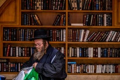 23/11/2016 zit Jeruzalem, Israël, Joden dichtbij planken met godsdienstige boeken op het vierkant royalty-vrije stock foto 23/11/2016 zit Jeruzalem, Israël, Joden dichtbij planken met godsdienstige boeken op het vierkant royalty-vrije stock foto