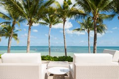 Zitkamerstoelen met een mening die een tropisch strand overzien royalty-vrije stock foto Zitkamerstoelen met een mening die een tropisch strand overzien royalty-vrije stock foto