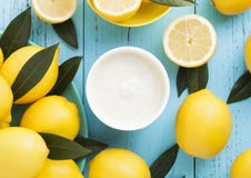Zitronengeschmack-Frühstücksjoghurt mit rohen Zitronen Stockfotos Zitronengeschmack-Frühstücksjoghurt mit rohen Zitronen Stockfotos