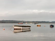 zmierzch nad brzegowymi ocean zatoki wody nieba dennych łodzi dokami cumującymi obrazy stock zmierzch nad brzegowymi ocean zatoki wody nieba dennych łodzi dokami cumującymi obrazy stock