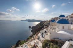 Zmierzch nad błękitnymi domed kościół na kalderze przy Oia na Greckiej wyspie Santorini obraz stock Zmierzch nad błękitnymi domed kościół na kalderze przy Oia na Greckiej wyspie Santorini obraz stock