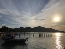 Zmierzch przy plażą w Tajlandia z łódkowatą sylwetką obraz stock Zmierzch przy plażą w Tajlandia z łódkowatą sylwetką obraz stock