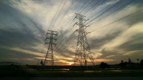 Zmierzch Z Dwa przekaz linii energetycznej wierza na irlandczyka polu Zmierzch Z Dwa przekaz linii energetycznej wierza na irlandczyka polu