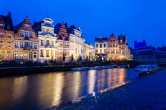 Zmierzchu widok tradycyjni domy w Ghent, Belgia zdjęcia stock Zmierzchu widok tradycyjni domy w Ghent, Belgia zdjęcia stock