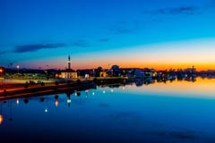 Zmierzchów odbicia nad miastem i rzeką obraz stock Zmierzchów odbicia nad miastem i rzeką obraz stock