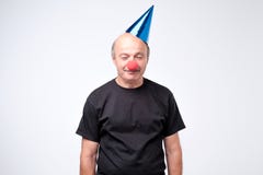Zmieszany mężczyzna na błazenu kapeluszu spojrzeniach z wahającym wyrażeniem fotografia royalty free Zmieszany mężczyzna na błazenu kapeluszu spojrzeniach z wahającym wyrażeniem fotografia royalty free