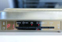 Zmywarka do naczyń dla naczyń i cutlery ratuje czas i pieniądze i dishwashing jesteśmy teraz przyjemnością i nie zobowiązaniem fotografia royalty free Zmywarka do naczyń dla naczyń i cutlery ratuje czas i pieniądze i dishwashing jesteśmy teraz przyjemnością i nie zobowiązaniem fotografia royalty free