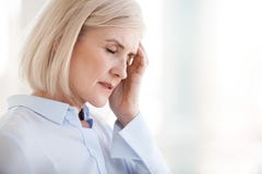 Zmęczonego spęczenia bizneswomanu dojrzały stary cierpienie od silnego chron zdjęcia stock Zmęczonego spęczenia bizneswomanu dojrzały stary cierpienie od silnego chron zdjęcia stock