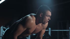 Zmęczony bodybuilder patrzeje w kamerę zbiory wideo Zmęczony bodybuilder patrzeje w kamerę zbiory wideo