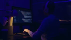 ZmÄ™czony sfrustowany dyrektor wykonawczy jest gapiowski przy komputerem programista pracuje póżno przy nocÄ… w biurze, on zbiory wideo ZmÄ™czony sfrustowany dyrektor wykonawczy jest gapiowski przy komputerem programista pracuje póżno przy nocÄ… w biurze, on zbiory wideo