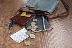 Zoek van tabletten in een handtas royalty-vrije stock fotografie Zoek van tabletten in een handtas royalty-vrije stock fotografie