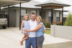 Zoet het houden van familieportret met echtgenoot en vrouw die weinig dochter stellen samen voor modern huis het mooi houden royalty-vrije stock afbeelding Zoet het houden van familieportret met echtgenoot en vrouw die weinig dochter stellen samen voor modern huis het mooi houden royalty-vrije stock afbeelding