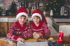 Zoet peuterkind en zijn oudere broer, jongens, die mama p helpen stock afbeeldingen Zoet peuterkind en zijn oudere broer, jongens, die mama p helpen stock afbeeldingen
