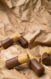 zoet wafeltje met chocolade op de document zak royalty-vrije stock foto zoet wafeltje met chocolade op de document zak royalty-vrije stock foto