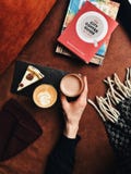 Zoete croissant en een kop van koffie op de achtergrond stock foto Zoete croissant en een kop van koffie op de achtergrond stock foto
