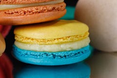 Zoete en kleurrijke Franse makarons of macaron op zwarte achtergrond stock foto's Zoete en kleurrijke Franse makarons of macaron op zwarte achtergrond stock foto's