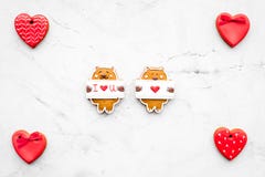 Zoete gift voor St Valentine ` s Dag Hart gevormde peperkoek op de lichtgrijze ruimte van het achtergrond hoogste meningsexemplaa stock foto Zoete gift voor St Valentine ` s Dag Hart gevormde peperkoek op de lichtgrijze ruimte van het achtergrond hoogste meningsexemplaa stock foto