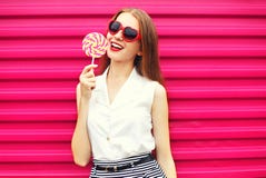 Zoete vrij jonge vrouw met lolly over roze stock fotografie Zoete vrij jonge vrouw met lolly over roze stock fotografie