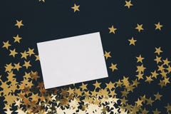 A zombaria do Natal acima do cartão no fundo preto com ouro stars confetes Convite, papel Lugar para a configuração do plano do t imagem de stock royalty free A zombaria do Natal acima do cartão no fundo preto com ouro stars confetes Convite, papel Lugar para a configuração do plano do t imagem de stock royalty free