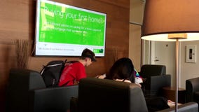 Zona de descanso de la gente que se sienta y teléfono móvil con Zona de descanso de la gente que se sienta y teléfono móvil con