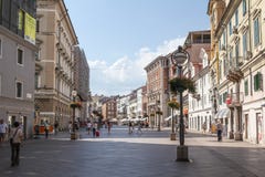 Zona peatonal en Rijeka, Croacia foto de archivo Zona peatonal en Rijeka, Croacia foto de archivo