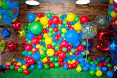 Zone de photo pour l'anniversaire des enfants décoré des ballons multicolores lumineux photo libre de droits Zone de photo pour l'anniversaire des enfants décoré des ballons multicolores lumineux photo libre de droits