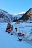 Zonlanterfanters en bergen in Sportgastein, Oostenrijk, Europa stock afbeelding Zonlanterfanters en bergen in Sportgastein, Oostenrijk, Europa stock afbeelding