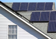 Zonnepanelen op WoonHuis royalty-vrije stock afbeeldingen Zonnepanelen op WoonHuis royalty-vrije stock afbeeldingen