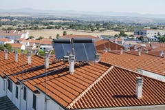 Zonnepanelen over een de bouwdak stock fotografie Zonnepanelen over een de bouwdak stock fotografie