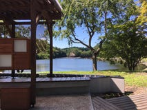 Zonnige dag naast Meer in aomori royalty-vrije stock afbeelding Zonnige dag naast Meer in aomori royalty-vrije stock afbeelding