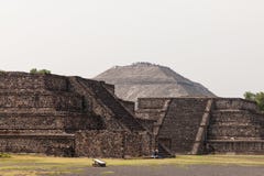 Zonpiramide van Teotihuacan royalty-vrije stock foto's Zonpiramide van Teotihuacan royalty-vrije stock foto's