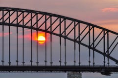 Zonsondergang bij de Havenbrug in Sydney, Australië stock afbeeldingen Zonsondergang bij de Havenbrug in Sydney, Australië stock afbeeldingen