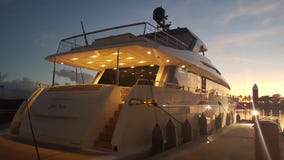 Zonsondergang bij jachthaven van het luxe de super jacht royalty-vrije stock foto's Zonsondergang bij jachthaven van het luxe de super jacht royalty-vrije stock foto's